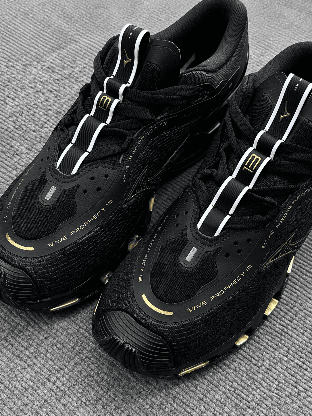 Tênis Mizuno Pro 13 - Preto/Dourado